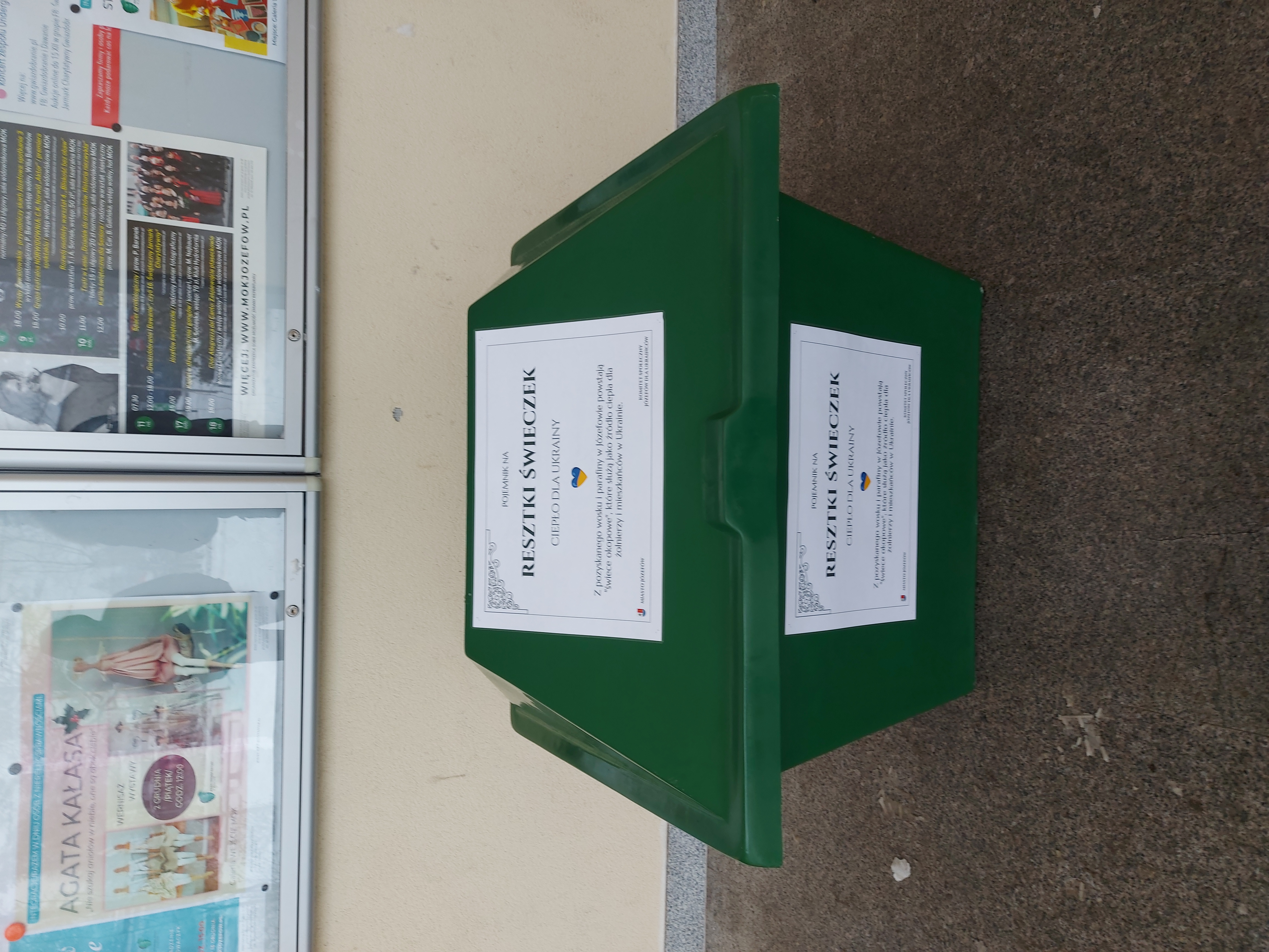 Zielony pojemnik z napisem 