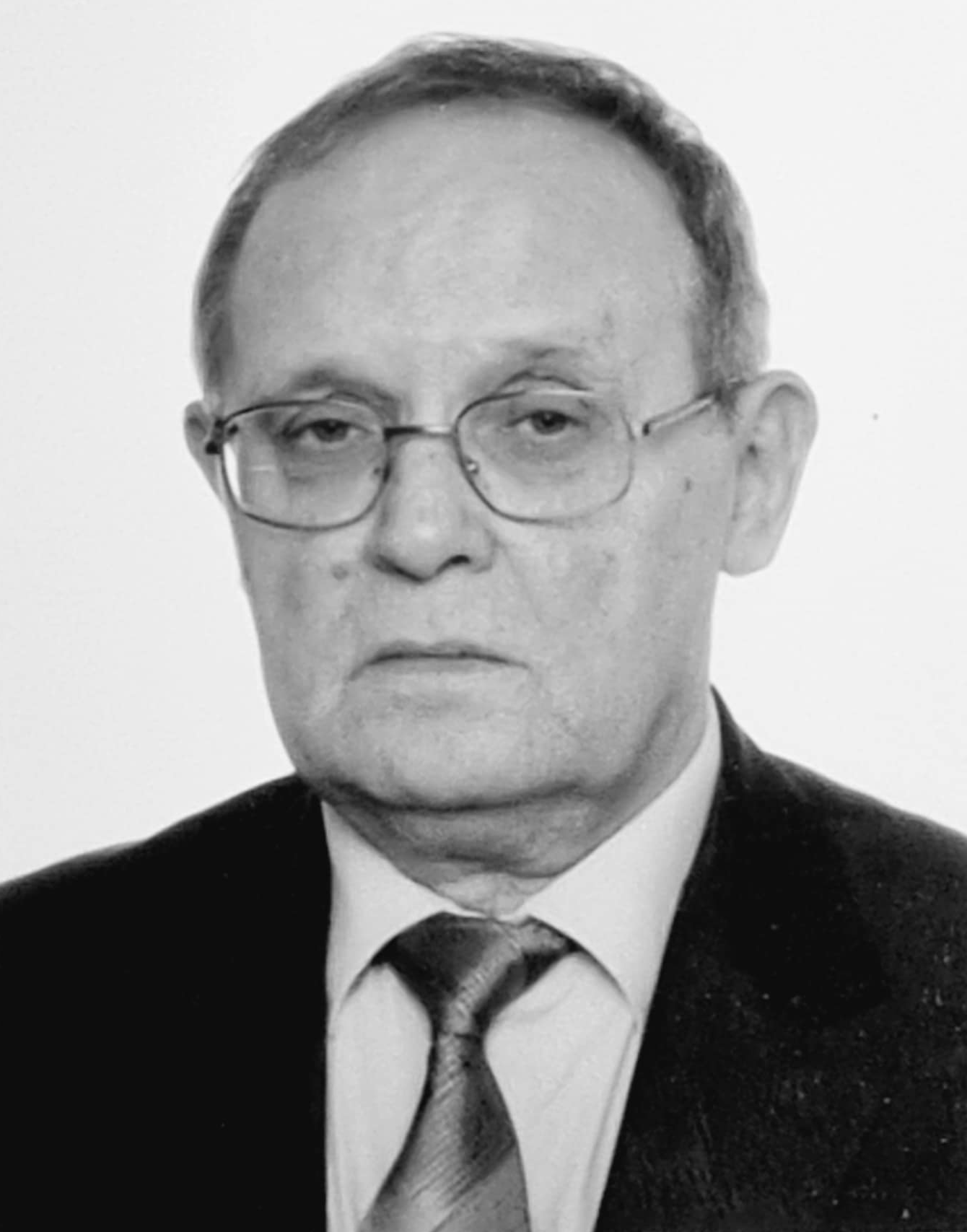 zmarly Kazimierz Bracha mezczyzna w okularach zdjecie portretowe czarnobiale