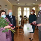 Po lewej stronie małżonka z kwiatami, na drugim planie jej mąż. Po prawej Burmistrz Marek Banaszek i kierownik USC Marzena Szczęśniak . Wszyscy pozują do zdjęcia.
