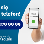 mężczyzna trzyma telefon komórkowy, napis 