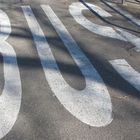 Biały napis BUS na asfaltowej ulicy