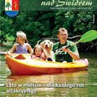 Okładka gazety. Dwoje ludzi i pies płyną kajakiem.