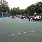 Grupa uczniów na boisku szkolnym.