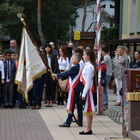 Trójka uczniów w poczcie sztandarowym. 