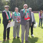 Burmistrz Marek Banaszek mówi do mikrofonu. Za nim w drugim rzędzie od lewej: zastępca burmistrza Piotr Gaszcz, przewodniczący Rady Miasta Mariusz Batorski, wójt gminy Wiązowna Janusz Budny.