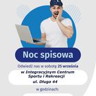 Mężczyzna w masce do spania trzyma laptop. Pod spodem informacje nt. nocy spisowej i konkursie 