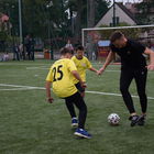 Nauczyciel i dwóch uczniów grają w piłkę nożną