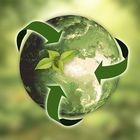 Symbol recyklingu wokół zielonej kuli ziemskiej