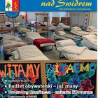 Okładka gazety. Zdjęcie łóżek w hali gimnastycznej i tablicy z napisem 