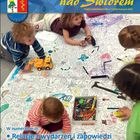 Dzieci kolorują dużą kolorowankę