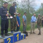 Na zdjęciu podium, na którym stoi zdobywca pierwszego i drugiego miejsca, Prezes Koła Miejskiego PZW nr 26 w Józefowie Artur Walkiewicz, i burmistrz Marek Banaszek wręczający puchar zdobywcy I miejsca.