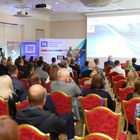 Uczestnicy konferencji siedzą na sali słuchając wykładu.