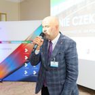 Zastępca Burmistrza Piotr Gąszcz przemawia podczas konferencji.