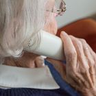 Seniorka rozmawia przez telefon.
