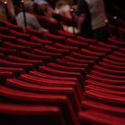 Zdjęcie czerwonych krzeseł w teatrze.