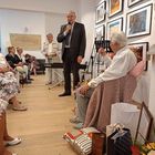 Sala w Willi Frankówka. Na pierwszym planie Ryszard Kozłowski, za nim przemawiający do mikrofonu burmistrz Marek Banaszek. Po lewej tronie siedzą goście.