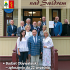 Grupa osób pozuje do zdjęcia stojąc na schodach budynku Frankówki.