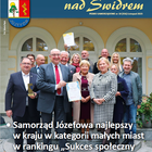 Grupa osób pozuje do zdjęcia przed drzwiami Rady Miasta.