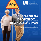 Dwoje starszych osób stoi pobok znaku ostrzegawczego z napisem 60+