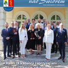 Grupa osób pozuje do zdjęcia przed drzwiami Rady Miasta.