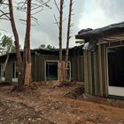 Budowa Miejskiego Przedszkola nr 1 - na fotografii widoczne szkielety budynku, odsłonięte fundamenty, dach pokryty folią