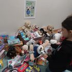 Dary7 zebrane przez Szkołę Podstawową Nr 3 w Józefowie - pluszowe misie, artykułu plastyczne, książki, na pierwszym planie uczniowie