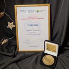 Na czarnym tle dyplom za zajęcie trzeciego miejsca w kategorii gmin miejskich w  Rankingu Województwa Mazowieckiego w 2024 roku  oraz pamiątkowy medal w czarnym aksamitnym pudełku 
