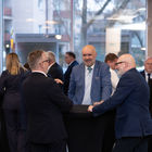 Zastępca Burmistrza Pan Piotr Gąszcz podczas rozmów kuluarowych , podczas gali Rankingu Województwa Mazowieckiego