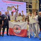 Zawodnicy i trenerzy Klubu Sportów Walki Bushi na Mistrzostwach Europy Open, U22 i Pucharze Europy Juniorów Leżajsk 21-22.12.2024 - na zdjęciu zawodnicy i trenerzy m.im. Paweł juszczyk, Agnieszka Winek, Wiktor Bidas oraz sześcioro zawodników z pucharami i