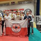 Zawodnicy i trenerzy Klubu Sportów Walki Bushi na Mistrzostwach Europy Open, U22 i Pucharze Europy Juniorów Leżajsk 21-22.12.2024 - na zdjęciu zawodnicy i trenerzy m.im. Paweł juszczyk, Agnieszka Winek oraz siedmiu zawodników z pucharami i