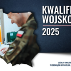 Napis kwalifikacja wojskowa na tle zdjęcia mężczyzny w mundurze i młodego mężczynzy siedzących przy biurku
