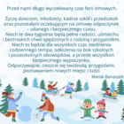 Jasno niebieskie tło z białymi śnieżynkami, na dole białe i niebieskie pagórki, od połowy w dół rozmieszczone drzewa w typie choinki. Na dole bawiące się dzieci, w kolorawych ubraniach, lepiące bałwanka i  zjeżdżające na sankach. W górnej części napis 