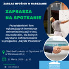 Granatowy plakat z treścią informującą o spotkaniu oraz zdjęcie pracownika budowlanego ocieplającego styropianem ścianę budynku i zdjęcie uścisku dłoni pracownika biurowego i pracownika budowlanego.