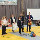 Otwarcie nowej hali sportowej przy Szkole Podstawowej Nr 2 - Dyrektor Szkoły Jolanta Czarnecka w towarzystiwe przedstawicieli gmin powiatu otwockiego
