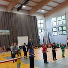 Przecięcie wstęgi biało-czerwonej przez uczniów