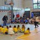 Otwarcie nowej hali sportowej przy Szkole Podstawowej Nr 2 - Dyrektor szkoły strzela gola Panu Burmistrzowi