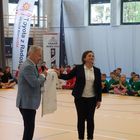 Otwarcie nowej hali sportowej przy Szkole Podstawowej Nr 2 - Pan Andrzej Supron przekazuje koszulkę Pani Dyrektor Jolancie Czarneckiej