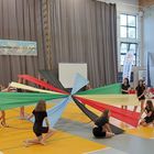 Otwarcie nowej hali sportowej przy Szkole Podstawowej Nr 2 - pokaz gimnastyczny z szarfami w kolorach kół olimpijskich