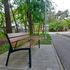 Drewniana ławka przy ul. Szerokiej w okolicach ul. Wawerskiej