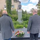 Burmistrz Miasta Józefowa i Zastępca Burmistrza Miasta składają wiązankę kwiatów biało-czerwonych pod pomnikiem Józefa Piłsudskiego