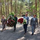 władze Miasta Józefowa i Dzielnicy Wawer składają kwiaty pod pomnikiem