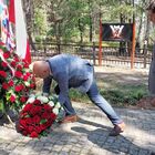 Złożenie kwiatów pod pomnikiem Lotników Alianckich  przez Zastępcę Burmistrza Piotra Gąszcza i Radnego Damiana Podolskiego