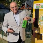 Burmistrz Banaszek pobiera butelke z olejomatu