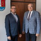 nowy dyrektor Biblioteki Michał Kowalczyk i burmistrz Marek Banaszek