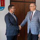 nowy dyrektor Biblioteki Michał Kowalczyk i burmistrz Marek Banaszek