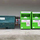 po lewej kontener na odzież nieprzydatną, po prawej nowe pojemniki na odzież dobrą, nadającą się do użycia w PSZOKu