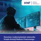 plakat akcji „Oszustwa z wykorzystaniem wizerunku Urzędu Komisji Nadzoru Finansowego – jak działają oszuści i jak się przed nimi chronić”. przedstawia oszusta w bluzie siedzącego przed komputurem  plakat akcji „Oszustwa z wykorzystaniem wizerunku Urzędu Komisji Nadzoru Finansowego – jak działają oszuści i jak się przed nimi chronić”. przedstawia oszusta w bluzie siedzącego przed komputurem