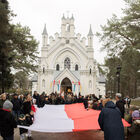 obchody 11 listopada - wielka flaga pod kościołem obchody 11 listopada - wielka flaga pod kościołem