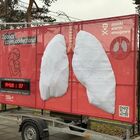 miernik pyłu i banner przedstawiający wielkie PŁUCA. Jest to element kampanii „Zobacz, czym oddychasz” 